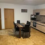 Laras Voll Ausgestattete Gartenwohnung Mit Wlan Und Tv