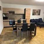 Laras Voll Ausgestattete Gartenwohnung Mit Wlan Und Tv *