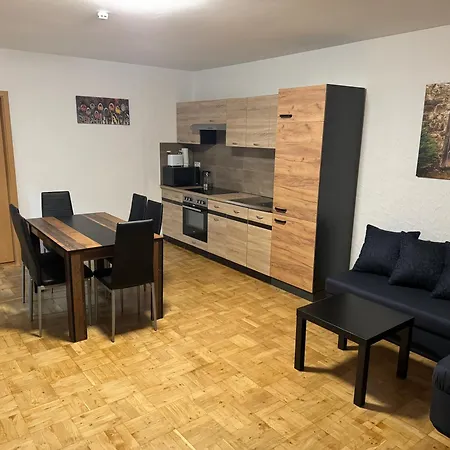 Laras Voll Ausgestattete Gartenwohnung Mit Wlan Und Tv شقة