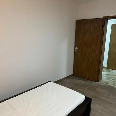 Laras Voll Ausgestattete Gartenwohnung Mit Wlan Und Tv Apartamento