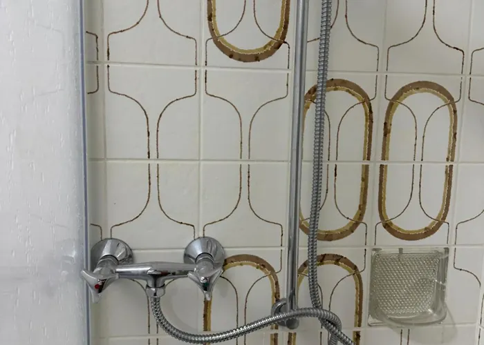 Laras Voll Ausgestattete Gartenwohnung Mit Wlan Und Tv شقة *