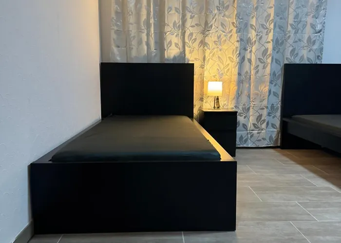 Laras Voll Ausgestattete Gartenwohnung Mit Wlan Und Tv شقة