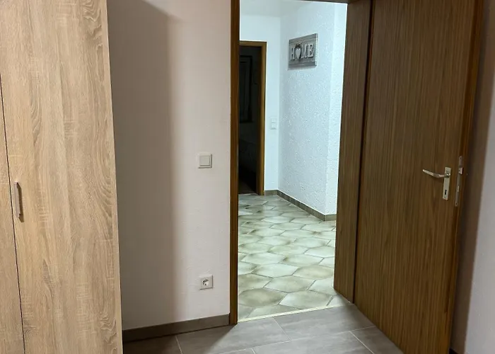 شقة Laras Voll Ausgestattete Gartenwohnung Mit Wlan Und Tv